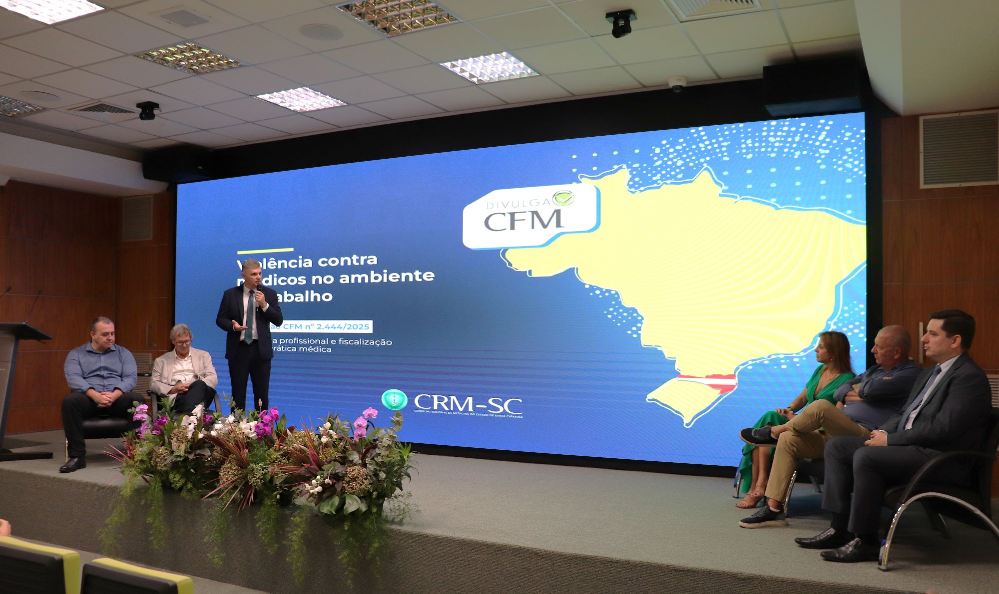 CRM-SC reúne autoridades em encontro em Florianópolis para discutir proteção aos médicos e responsabilização de gestores