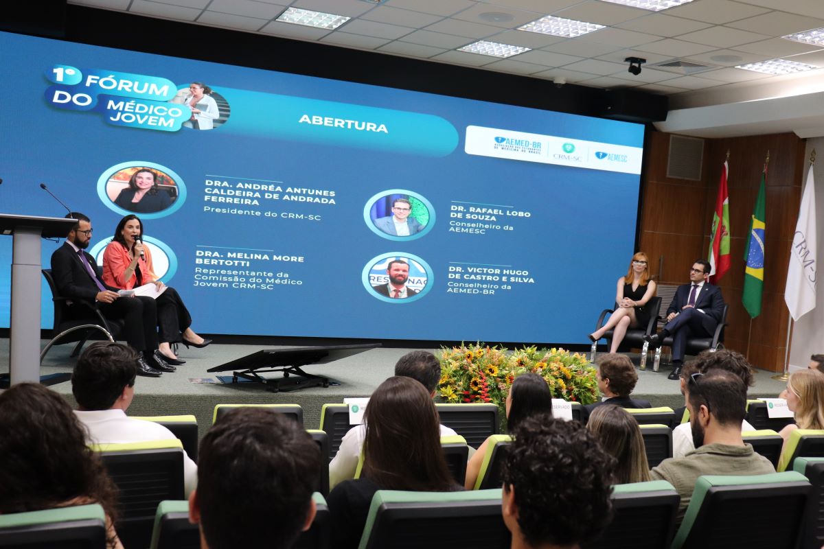 Medicina do futuro, carreira e ética digital marcam o primeiro dia do 1º Fórum do Médico Jovem