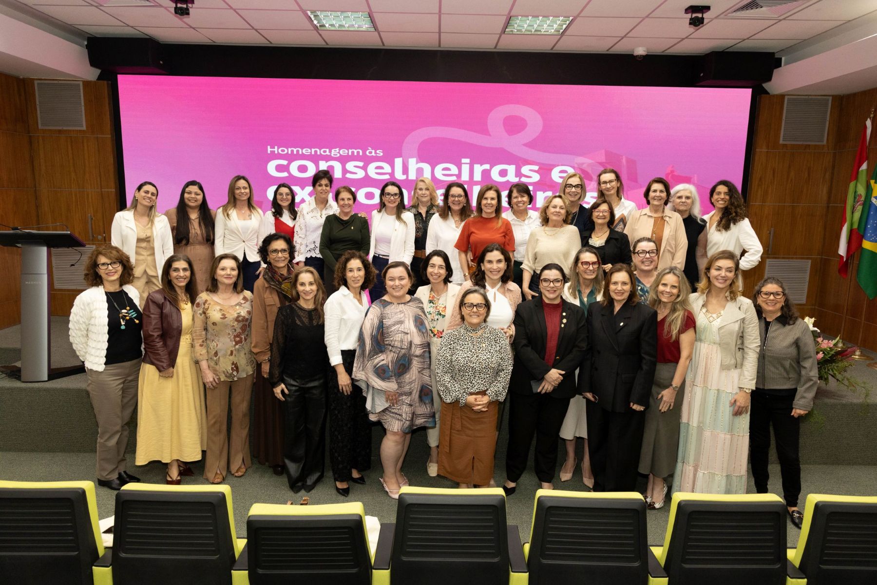 CRM-SC presta homenagem a conselheiras e ex-conselheiras durante o 1° Fórum da Mulher Médica